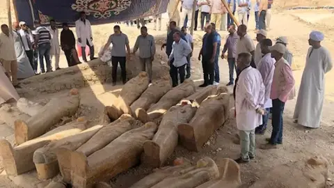 Sarcófagos con momias de 3.000 años de antigüedad en Egipto Sarcófagos con momias de 3.000 años de antigüedad en Egipto