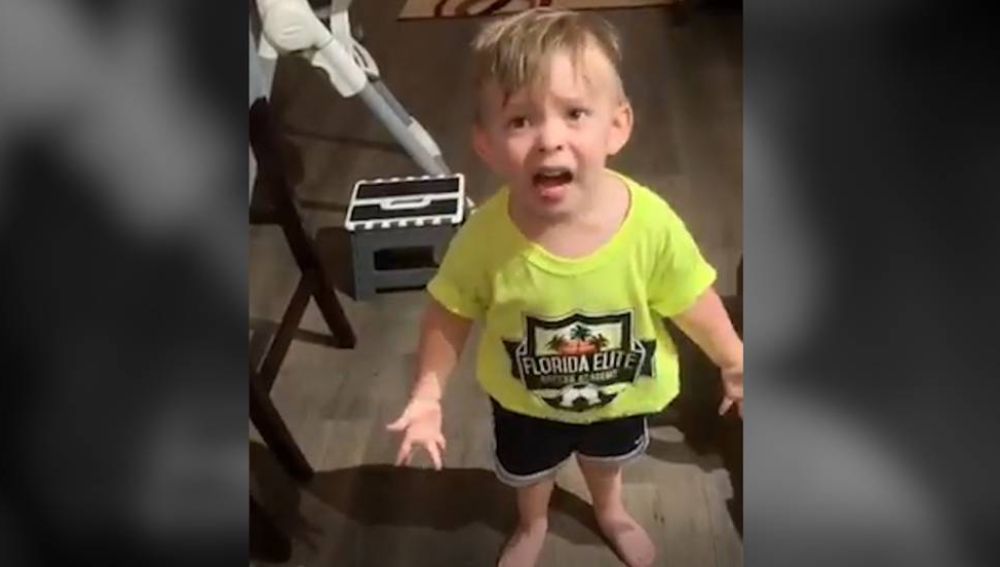 El enfado de un niño porque su madre se olvida de darle un beso