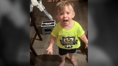 El enfado de un niño porque su madre se olvida de darle un beso antes de irse a trabajar