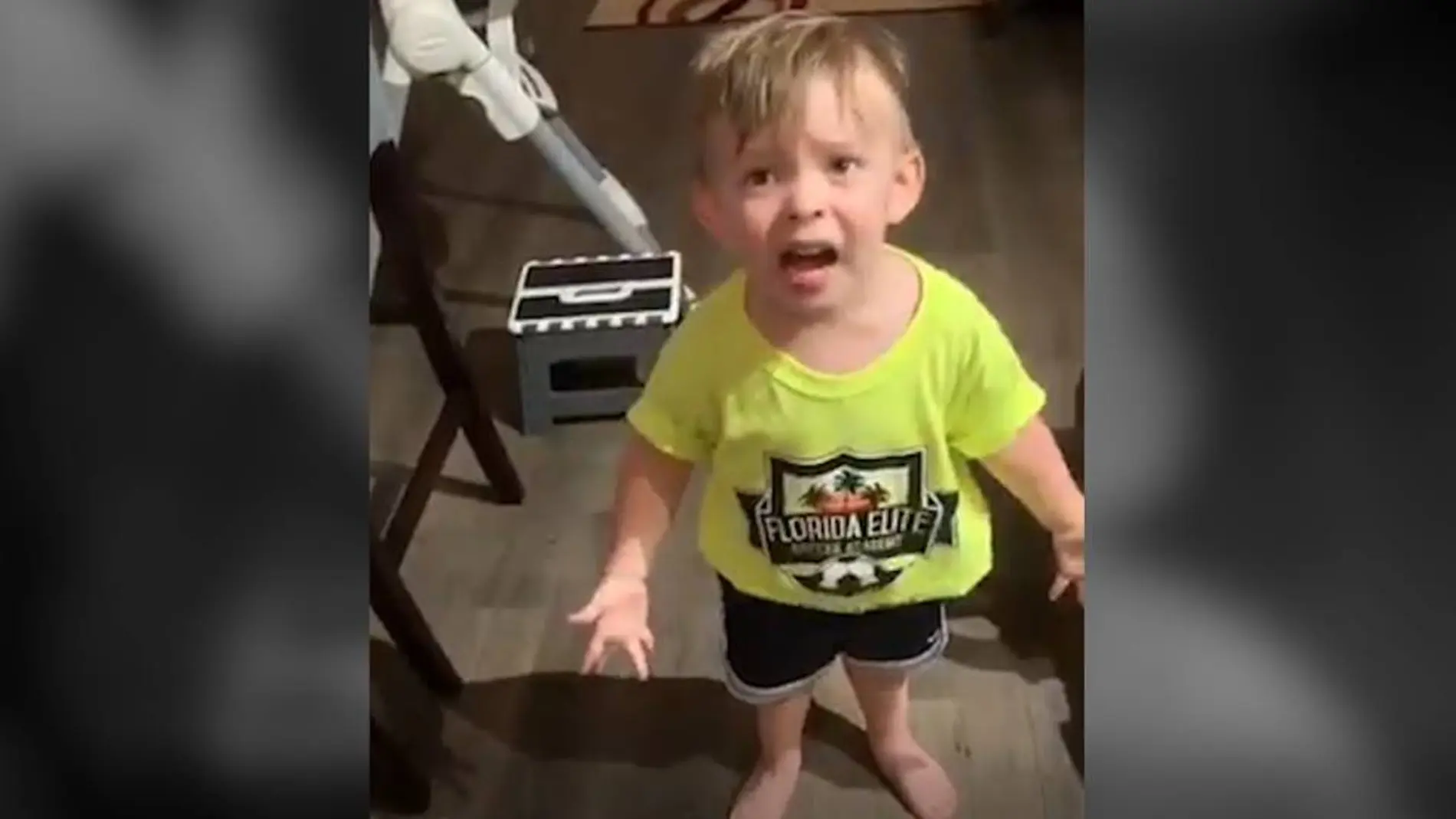El enfado de un niño porque su madre se olvida de darle un beso El enfado de un niño porque su madre se olvida de darle un beso