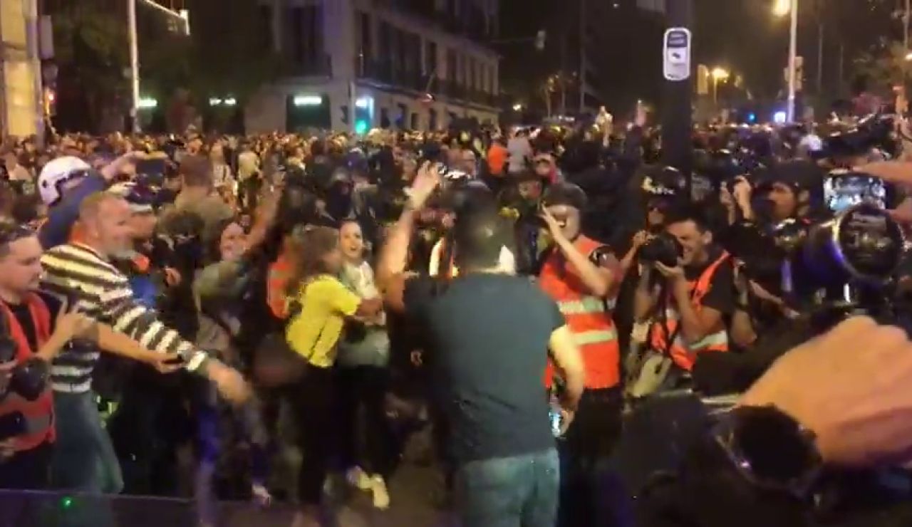 Un hombre a un grupo de manifestantes de independentistas: "Iros ya... Mañana, ¡a trabajar! Un hombre a un grupo de manifestantes de independentistas: "Iros ya... Mañana, ¡a trabajar!