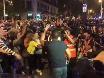 Un hombre a un grupo de manifestantes de independentistas: "Iros ya... Mañana, ¡a trabajar!