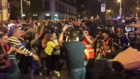 Un hombre a un grupo de manifestantes de independentistas: "Iros ya... Mañana, ¡a trabajar! Un hombre a un grupo de manifestantes de independentistas: "Iros ya... Mañana, ¡a trabajar!