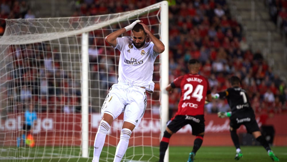 Benzema se lamenta de una ocasión fallada