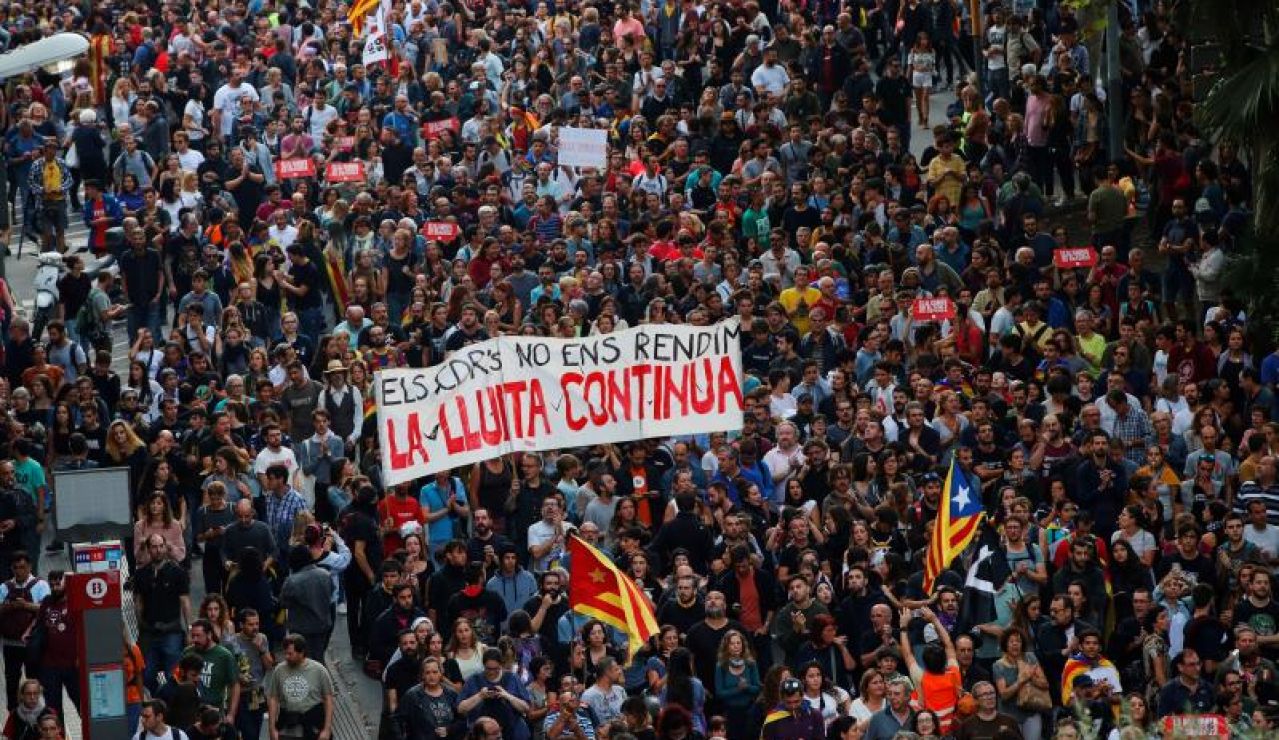 Miles de personas se concentran en una nueva protesta en Barcelona Miles de personas se concentran en una nueva protesta en Barcelona