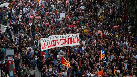 Miles de personas se concentran en una nueva protesta en Barcelona Miles de personas se concentran en una nueva protesta en Barcelona