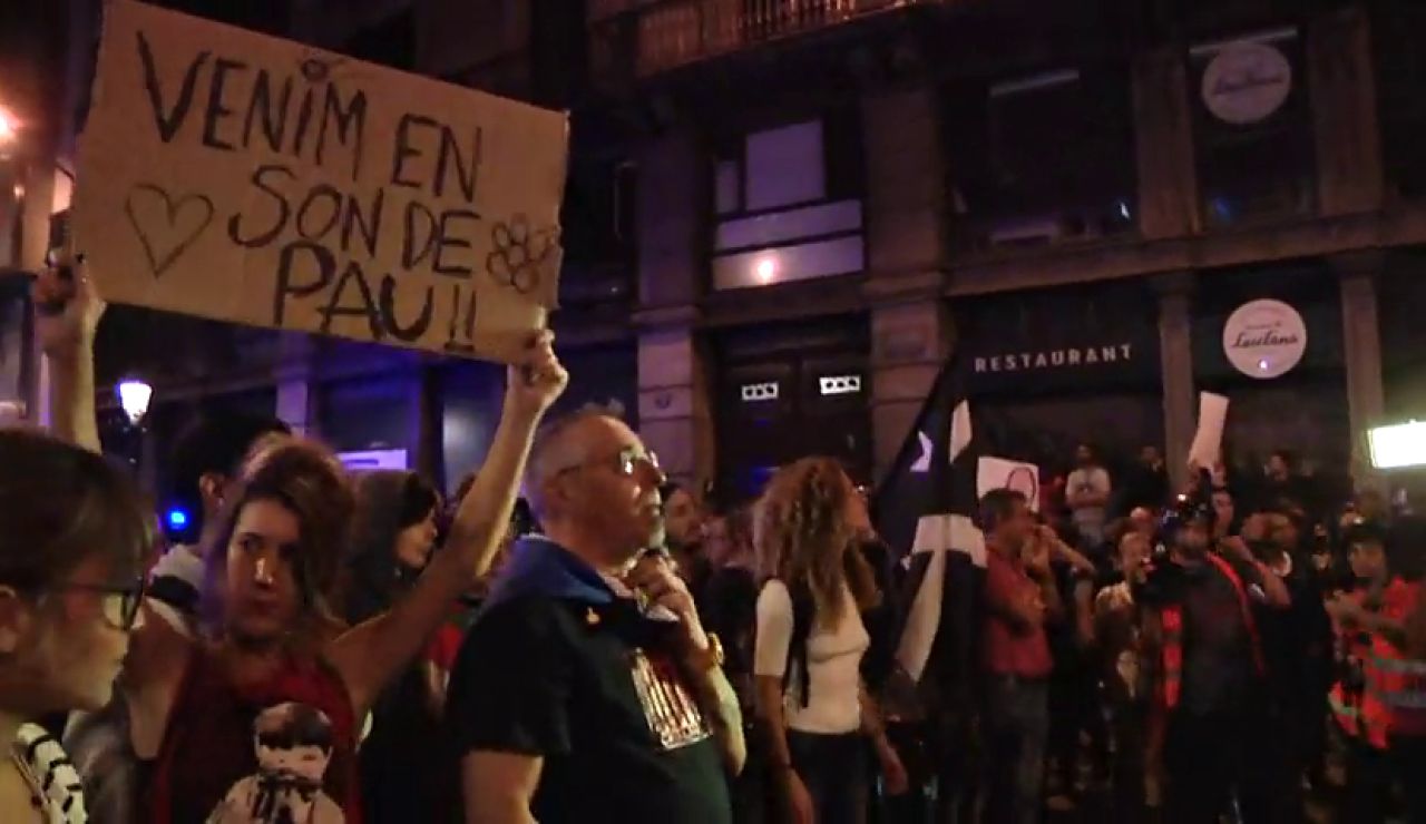 Manifestantes pacifistas independentistas forman una barrera humana para separar a los radicales violentos de la policía Manifestantes pacifistas independentistas forman una barrera humana para separar a los radicales violentos de la policía