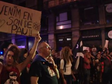 Manifestantes pacifistas independentistas forman una barrera humana para separar a los radicales violentos de la policía Manifestantes pacifistas independentistas forman una barrera humana para separar a los radicales violentos de la policía