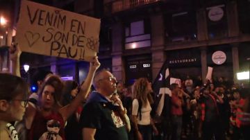 Manifestantes pacifistas independentistas forman una barrera humana para separar a los radicales violentos de la policía Manifestantes pacifistas independentistas forman una barrera humana para separar a los radicales violentos de la policía