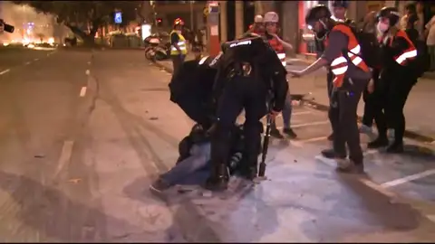 En libertad el fotoperiodista de 'El País' detenido en los disturbios de Barcelona En libertad el fotoperiodista de 'El País' detenido en los disturbios de Barcelona