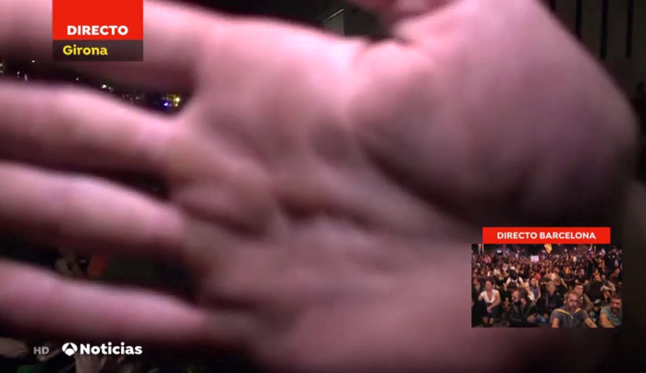 Radicales independentistas boicotean el directo de una reportera de Antena 3 Noticias Radicales independentistas boicotean el directo de una reportera de Antena 3 Noticias