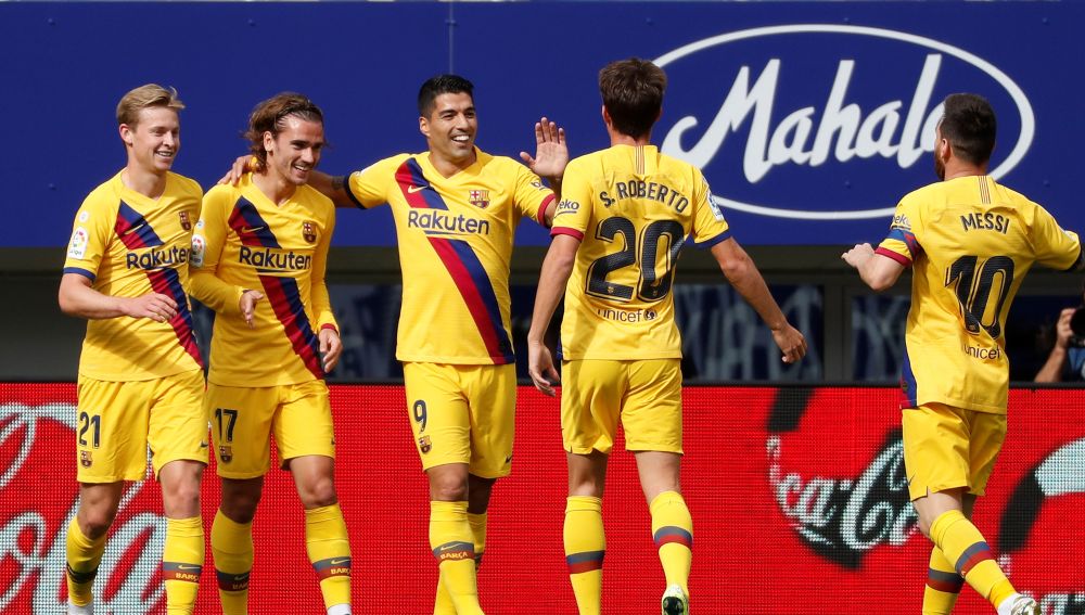 Los jugadores del Barcelona celebran el gol de Griezmann en Ipurua