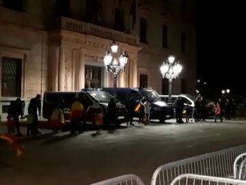 Los constitucionalistas saludan con el himno de España a la Policía Nacional en la subdelegación del Gobierno en Lleida