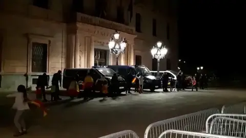 Los constitucionalistas saludan con el himno de España a la Policía Nacional en la subdelegación del Gobierno en Lleida Los constitucionalistas saludan con el himno de España a la Policía Nacional en la subdelegación del Gobierno en Lleida