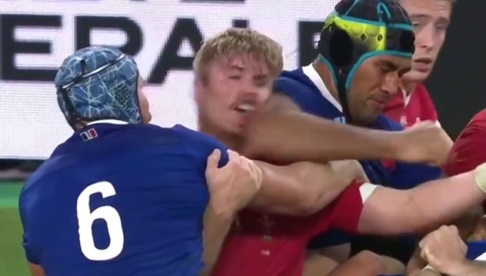 El terrible codazo de Sebastien Vahaamahina que provocó la eliminación de Francia del Mundial de rugby
