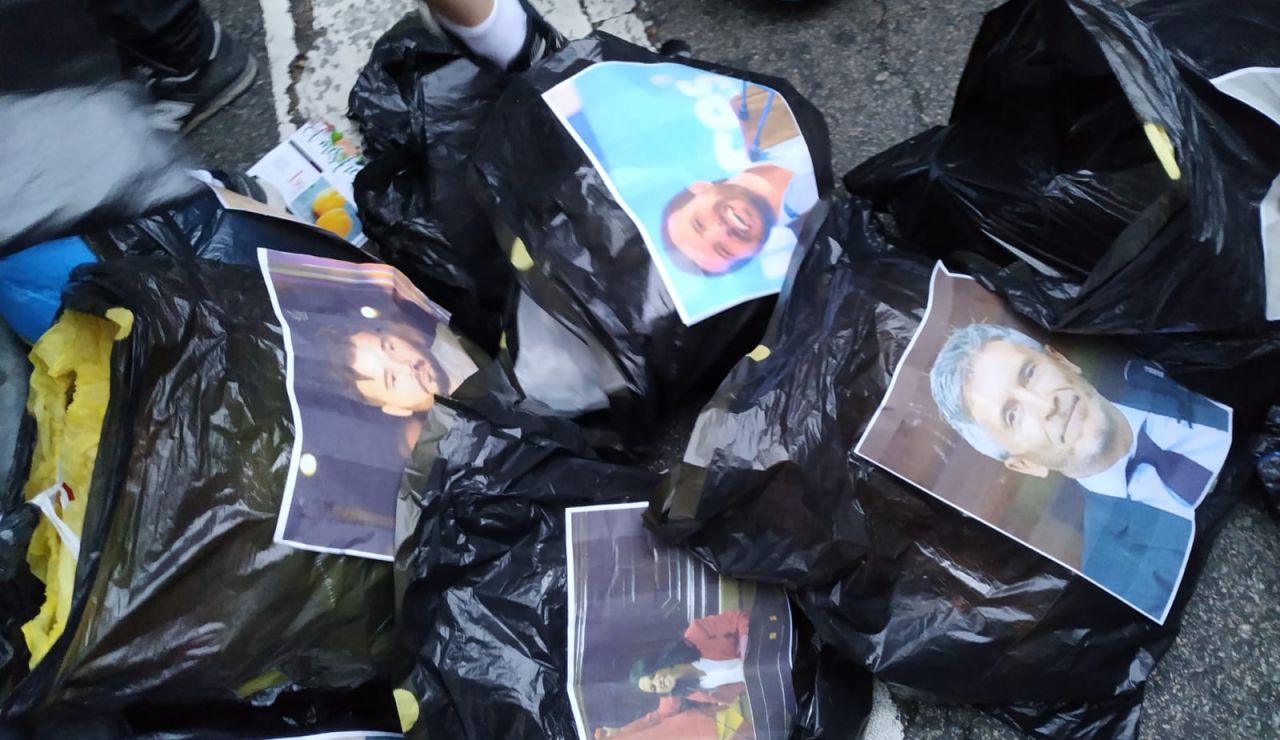 Imagen de las bolsas de basura con los rostros de algunos políticos Imagen de las bolsas de basura con los rostros de algunos políticos