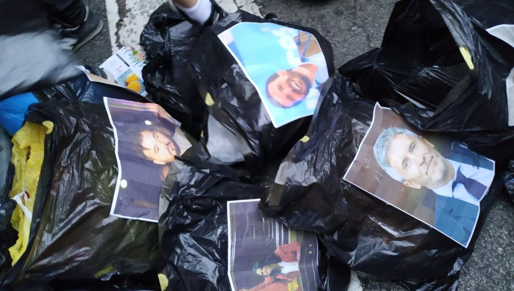 Imagen de las bolsas de basura con los rostros de algunos políticos