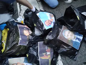 Imagen de las bolsas de basura con los rostros de algunos políticos Imagen de las bolsas de basura con los rostros de algunos políticos