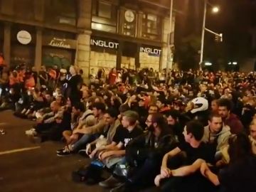 Un grupo de manifestantes pacifistas frente a la Policía Nacional: "¡Cataluña es antifascista!"