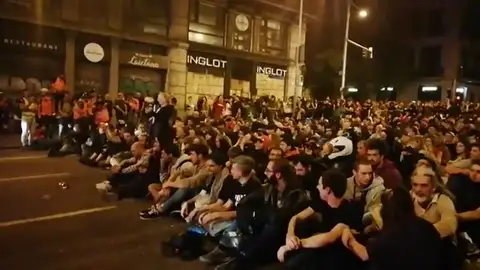 Un grupo de manifestantes pacifistas frente a la Policía Nacional: "¡Cataluña es antifascista!" Un grupo de manifestantes pacifistas frente a la Policía Nacional: "¡Cataluña es antifascista!"