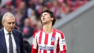 Joao F&eacute;lix, con cara de dolor