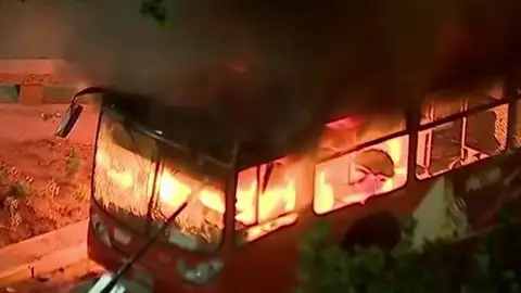 Un autobús arde en medio de las protestas de Chile Un autobús arde en medio de las protestas de Chile