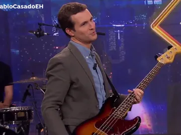 Pablo Casado toca el bajo en 'El Hormiguero 3.0' Pablo Casado toca el bajo en 'El Hormiguero 3.0'
