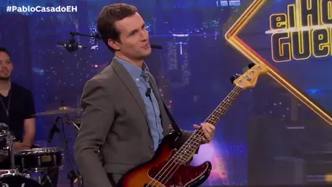 Pablo Casado toca el bajo en 'El Hormiguero 3.0' Pablo Casado toca el bajo en 'El Hormiguero 3.0'