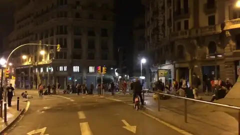 Varios jóvenes se quedan bailando y bebiendo en la plaza Urquinaona de Barcelona tras las protestas Varios jóvenes se quedan bailando y bebiendo en la plaza Urquinaona de Barcelona tras las protestas