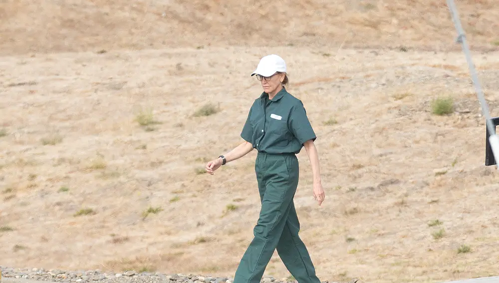Felicity Huffman ('Mujeres desesperadas') con el uniforme de prisión tras entrar en la cárcel