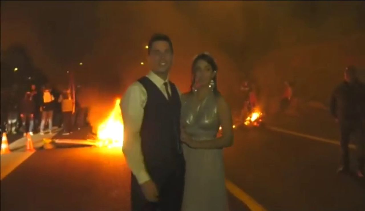 La pareja de recién casados en las protestas de Vic La pareja de recién casados en las protestas de Vic