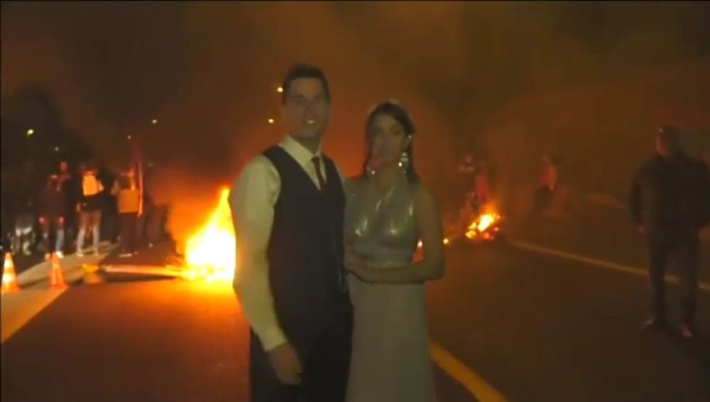 La pareja de recién casados en las protestas de Vic