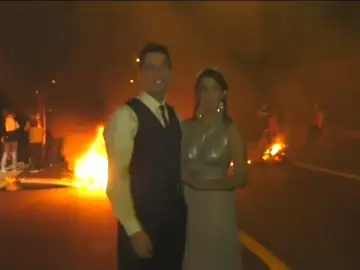 La pareja de recién casados en las protestas de Vic La pareja de recién casados en las protestas de Vic