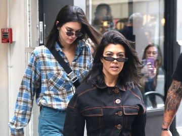 Kourtney Kardashian y su hermana Kendall Jenner