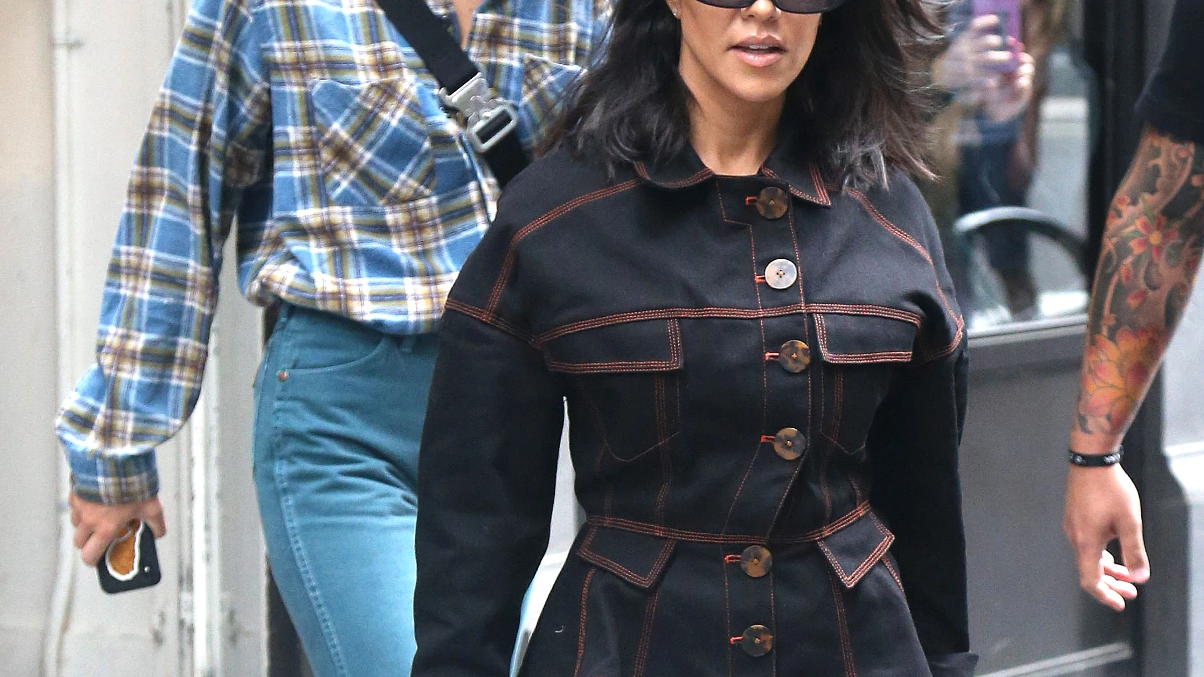 Kourtney Kardashian y su hermana Kendall Jenner