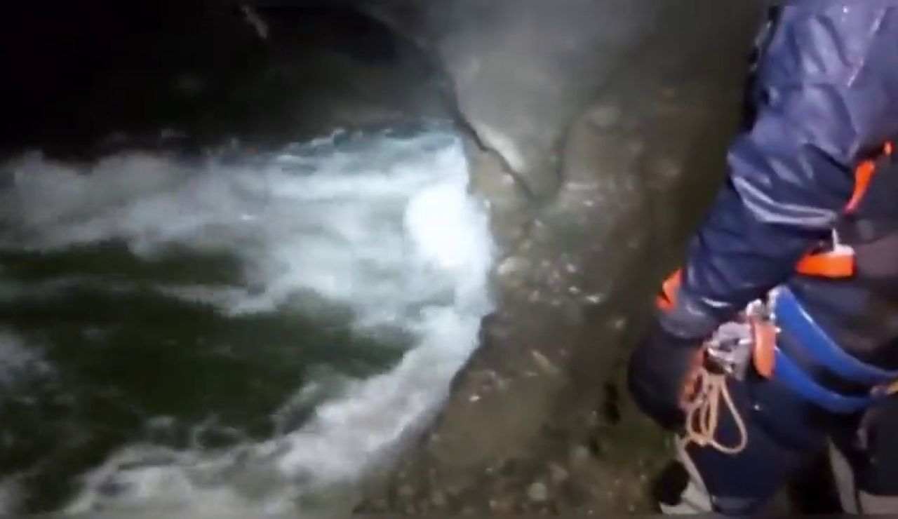Las imágenes del complicado rescate en interior de la cueva de Cantabria en la que se busca a 4 espeleólogos Las imágenes del complicado rescate en interior de la cueva de Cantabria en la que se busca a 4 espeleólogos