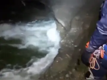 Las imágenes del complicado rescate en interior de la cueva de Cantabria en la que se busca a 4 espeleólogos Las imágenes del complicado rescate en interior de la cueva de Cantabria en la que se busca a 4 espeleólogos