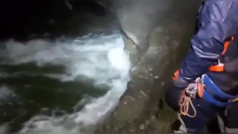 Las imágenes del complicado rescate en interior de la cueva de Cantabria en la que se busca a 4 espeleólogos Las imágenes del complicado rescate en interior de la cueva de Cantabria en la que se busca a 4 espeleólogos