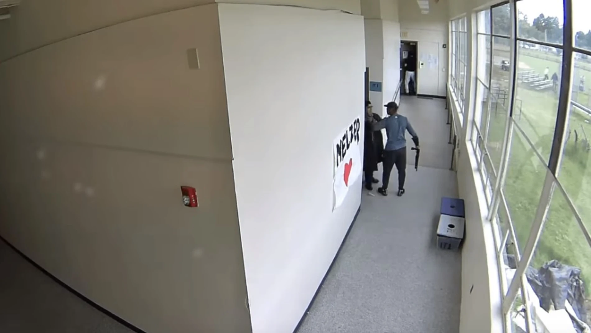 Keanon Lowe, en el momento de desarmar al estudiante Keanon Lowe, en el momento de desarmar al estudiante