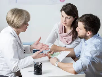 Pareja en consulta médica Pareja en consulta médica