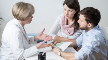 Pareja en consulta médica