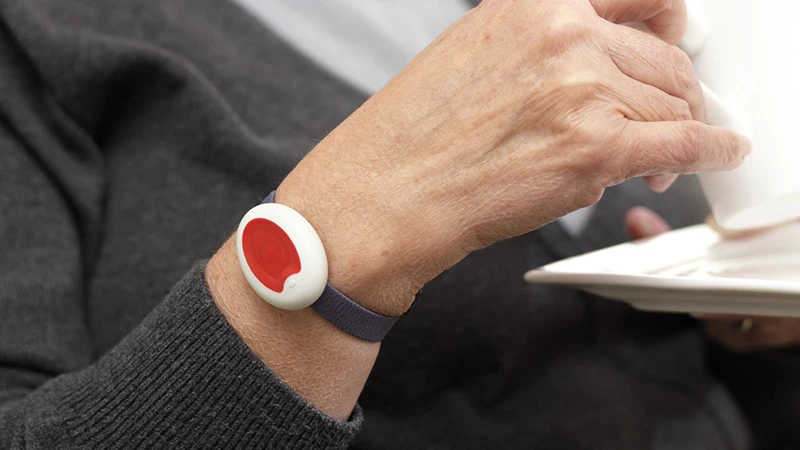La pulsera de una usuaria de teleasistencia La pulsera de una usuaria de teleasistencia