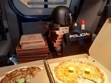 Forocoches envía pizzas a los policías desplegados en Cataluña Forocoches envía pizzas a los policías desplegados en Cataluña