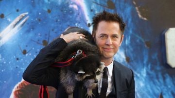 James Gunn con 'Rocket' en la premiere de 'Guardianes de la Galaxia'