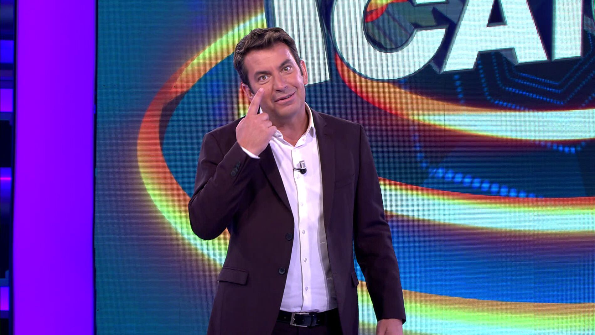 Arturo Valls, molesto por un se&ntilde;or del p&uacute;blico de '&iexcl;Ahora caigo!' al que "se le ve el plumero"