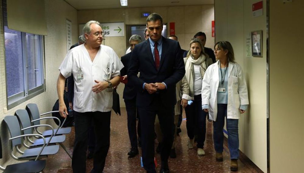 Sánchez en el hospital visitando a los agentes heridos