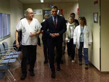 Sánchez en el hospital visitando a los agentes heridos