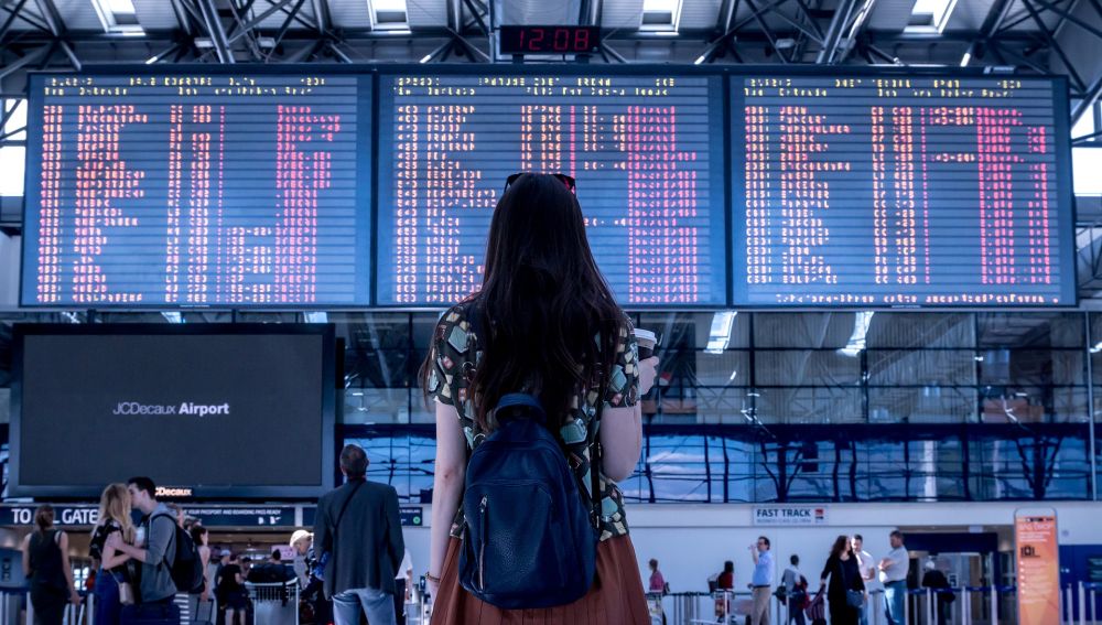Una chica en un aeropuerto