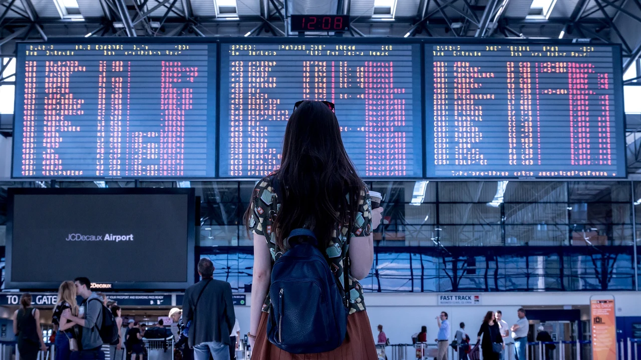 Una chica en un aeropuerto Una chica en un aeropuerto
