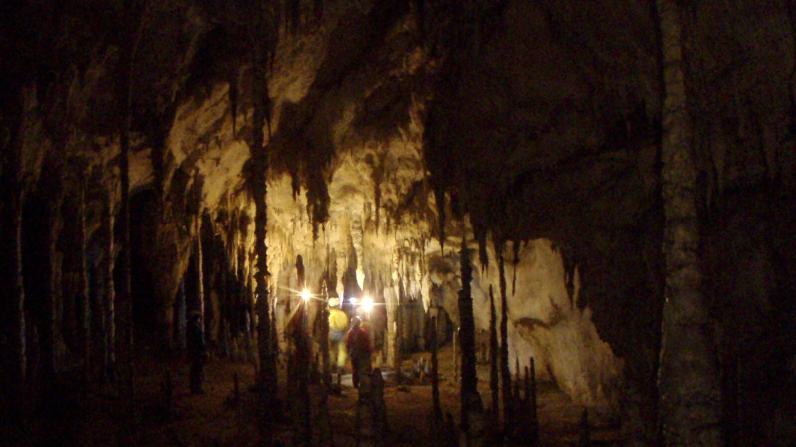 Localizan a los espeleólogos portugueses perdidos en una cueva de Cantabria